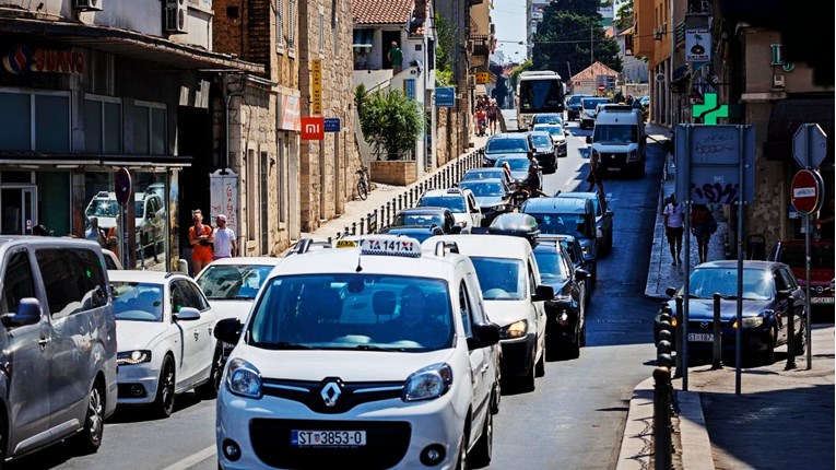 HAK: Gužve na prilazima turističkim središtima i trajektnim lukama