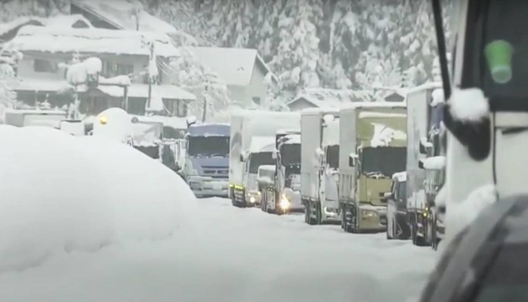 Stotine vozača zatrpane snijegom na autocesti u Japanu: "Morao sam jesti snijeg"