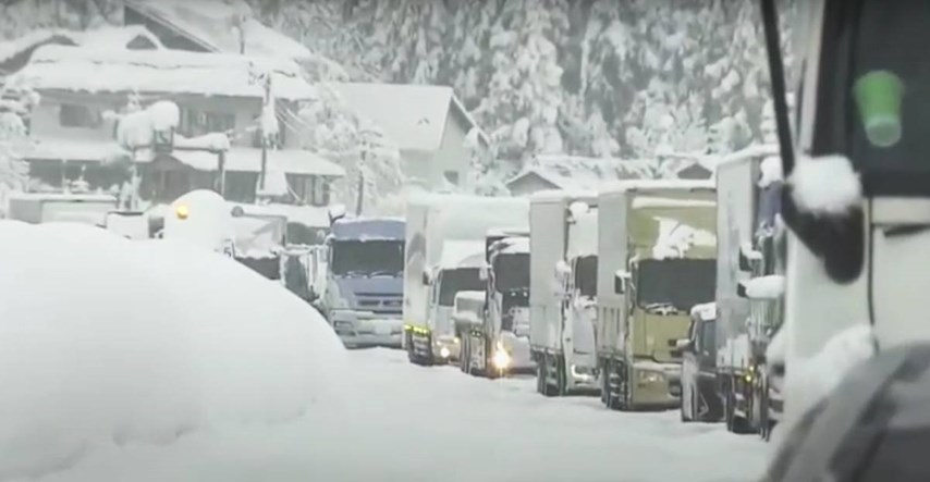 Stotine vozača zatrpane snijegom na autocesti u Japanu: "Morao sam jesti snijeg"