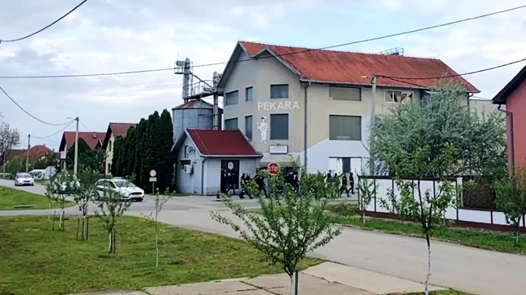 Policija intervenirala zbog urlanja "Ubij Srbina" u Borovu, dio muškaraca im pobjegao