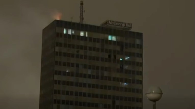 Širi se snimka požara u Vjesniku. Na njoj su plamen i svjetiljke koje se kreću