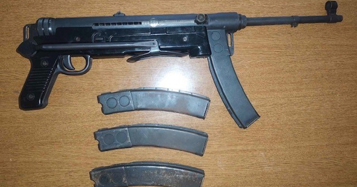 FOTO Kod Pakraca policiji predali strojnicu i bestrzajni raketni bacač