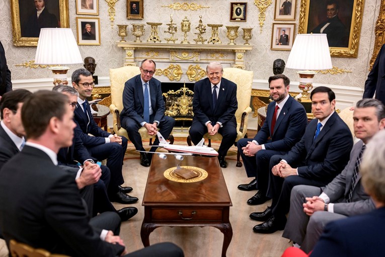 Donald Trump svojim suradnicima kupio cipele: "Godinama hodaju u neudobnim"