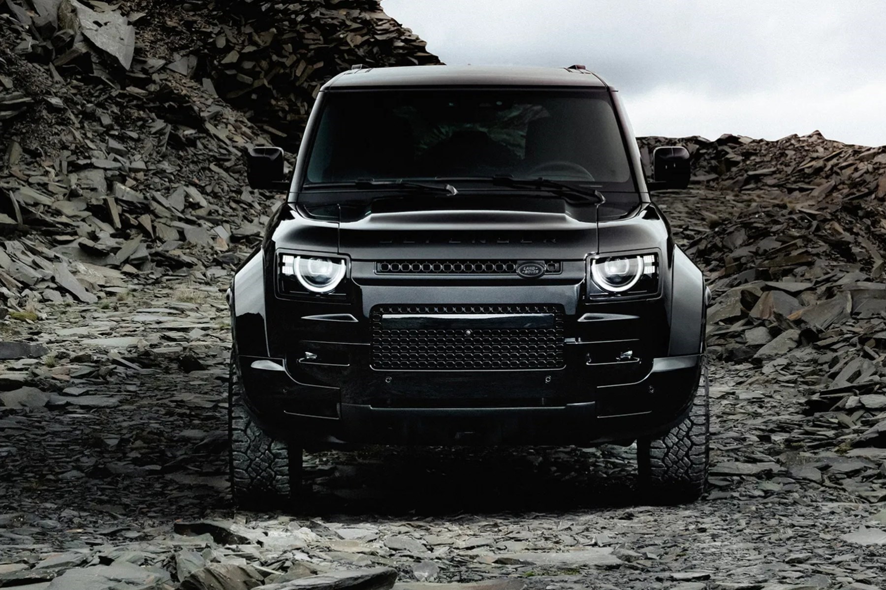 Najmoćniji i najtamniji Land Rover Defender stiže s V8 motorom od 626 KS