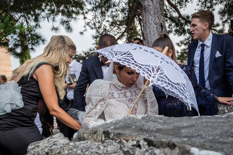 Uzvanici objavili fotke s vjenčanja Ane Gruice, na svadbenom slavlju pjevala i Kondža