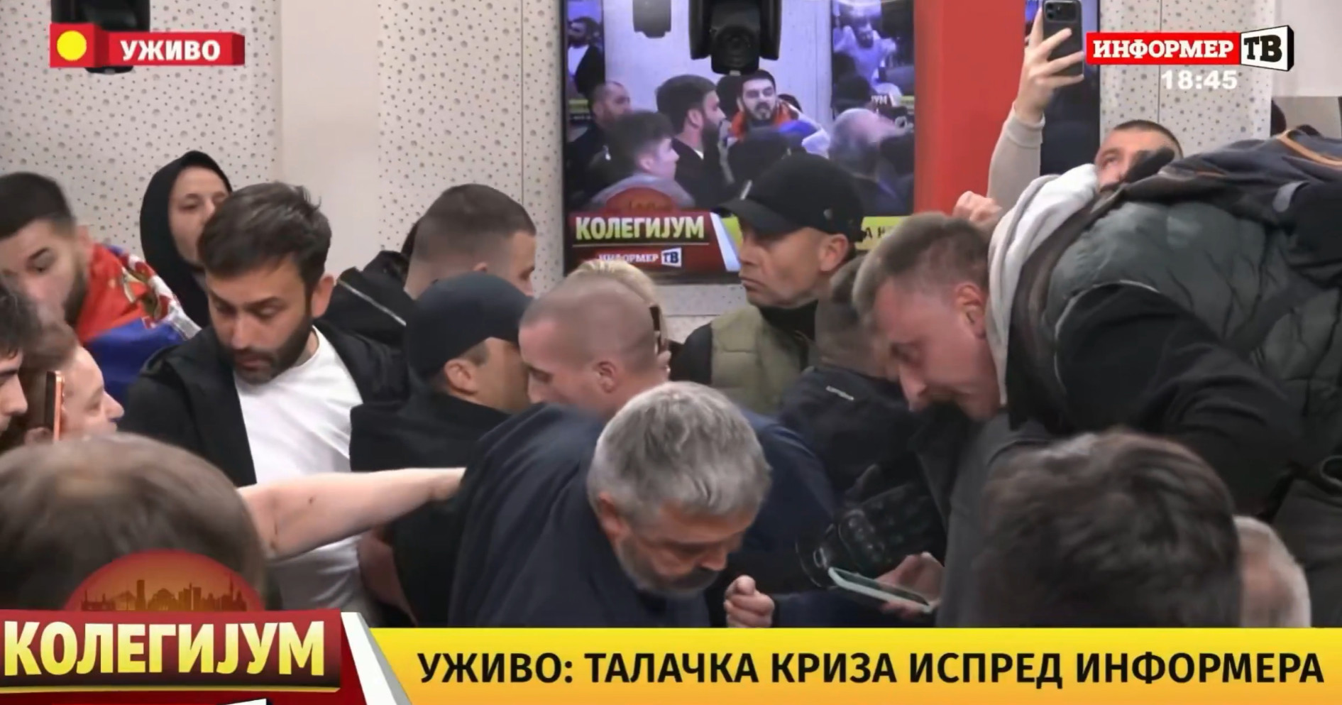 VIDEO Ljudi u Srbiji krenuli na Vučićeve medije. Letjele boce, sukob s policijom