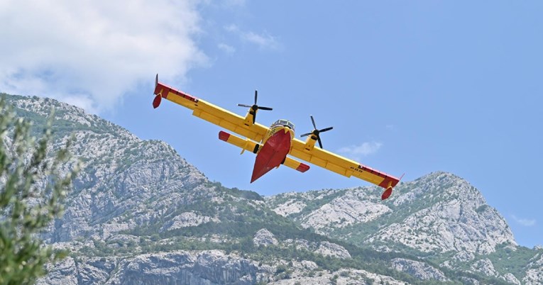 Iznad Trogira izbio požar, dignuti kanaderi