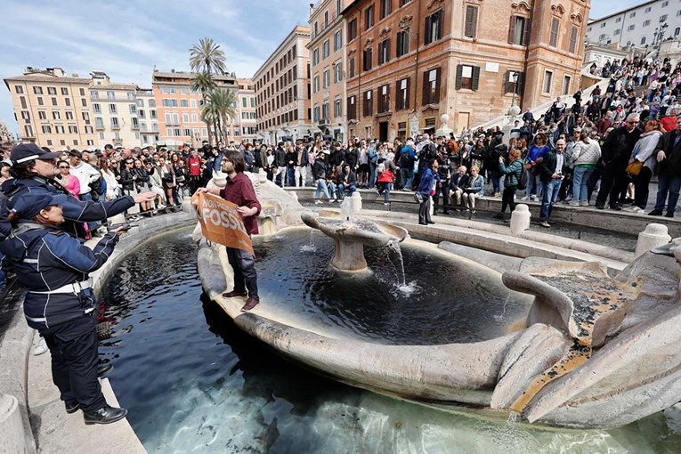 FOTO Aktivisti zacrnili vodu u fontani u Rimu: "Ovako izgleda kraj svijeta"