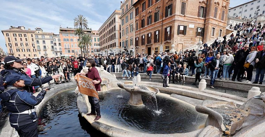 FOTO Aktivisti za zaštitu okoliša zacrnili vodu u fontani podno Španjolskih stuba