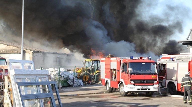 Opet gorio otpad u firmi kod Siska, požarište bi moglo biti aktivno danima