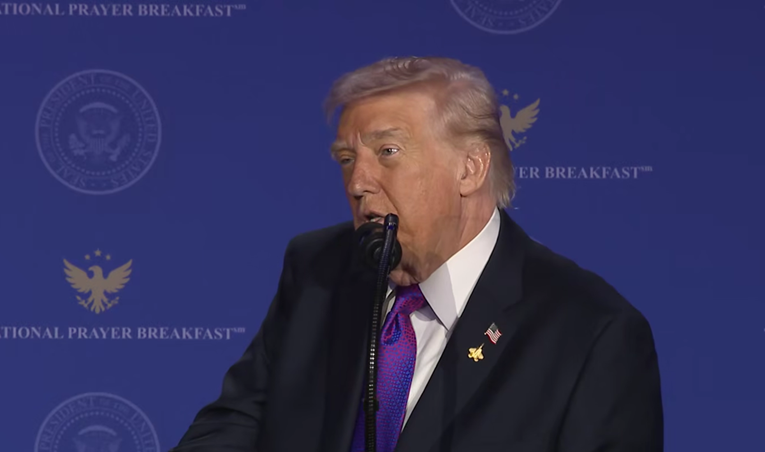 Trump: Ne volim spavati u avionu. Gledam kroz prozor ima li projektila i neprijatelja