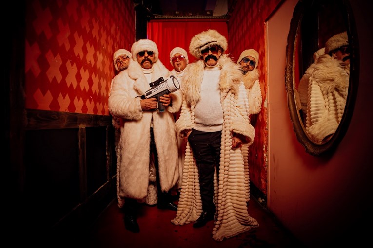 Z pupka ti pijem sok, iz uha ti kaplje riječki rock... Let 3 ima novu pjesmu