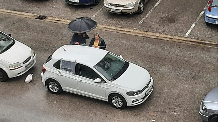 Javio nam se vozač čiji je automobil nepoznata žena spasila od kiše. Želi je pronaći