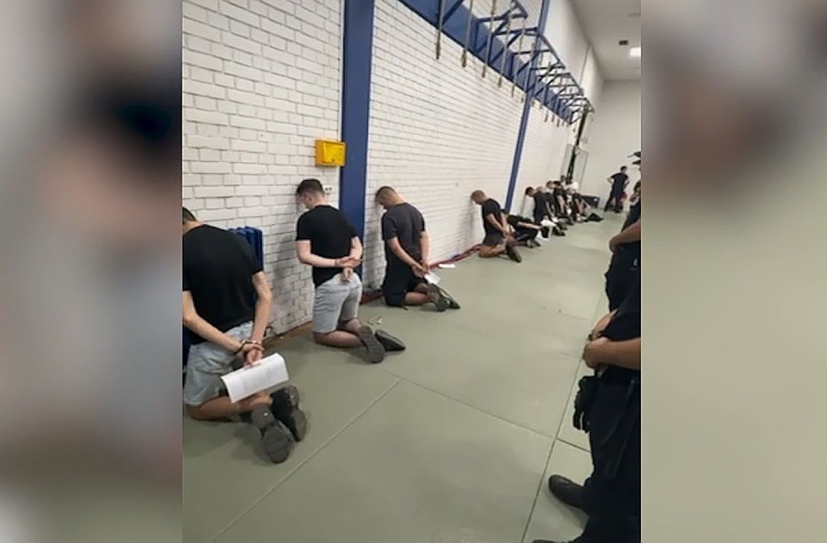 Objavljena snimka uhićenja prosvjednika u Novom Sadu, kleče čelima pritisnuti uza zid