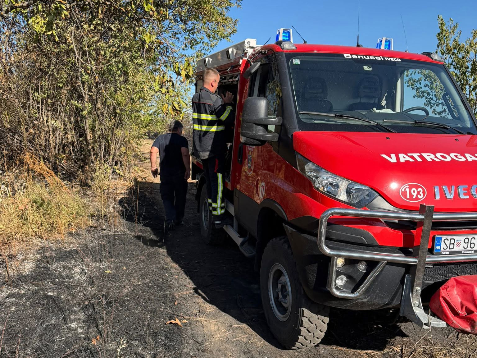 Razbuktao se požar kod Slavonskog Broda, vatrogasci na terenu