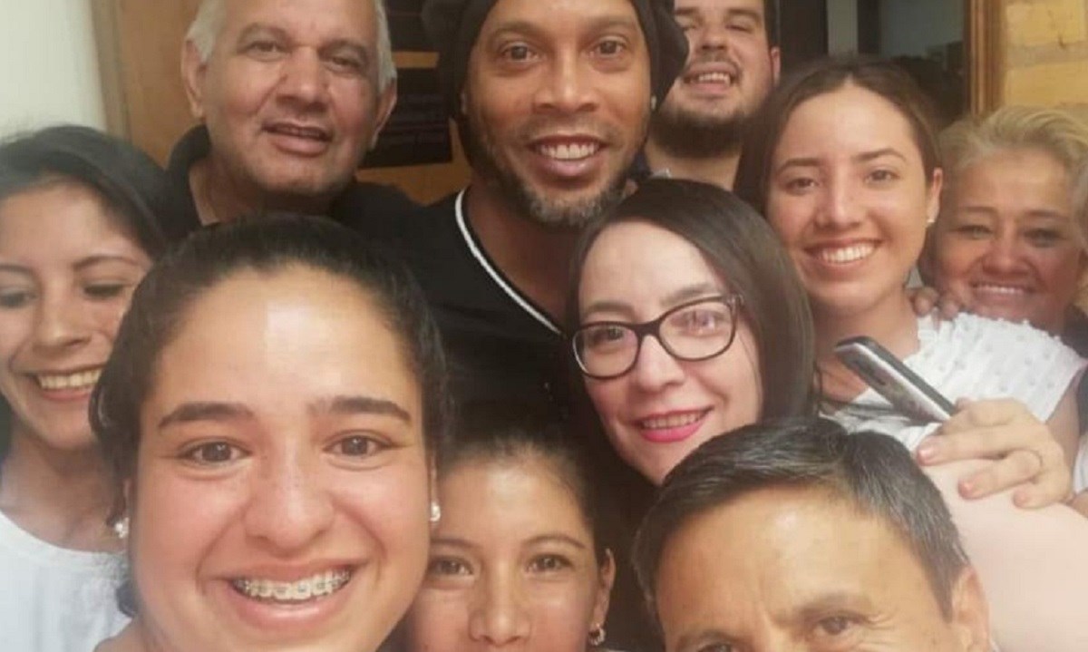 Ronaldinho u državnom odvjetništvu. Umjesto optužnice slijedio je grupni selfie