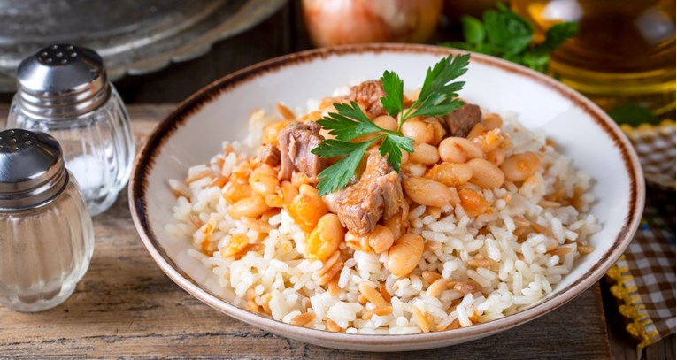 Osam recepata za razna jela s rižom koja će se svidjeti svima za stolom