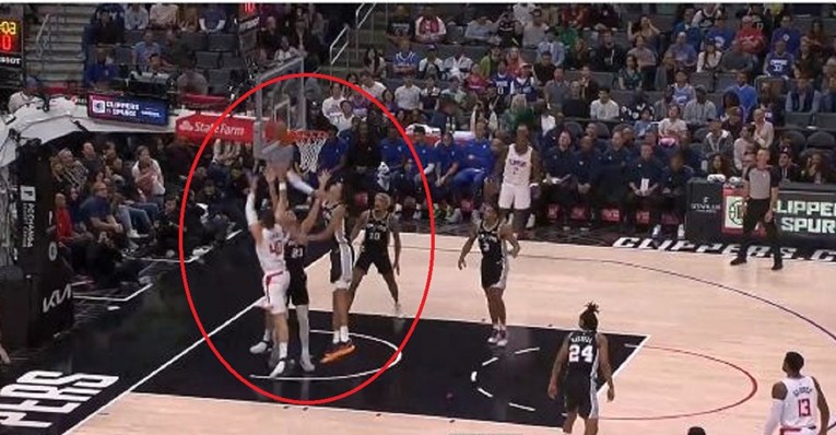 Zubac je išao zakucati protiv čuda od 225 cm. Evo kako je završilo