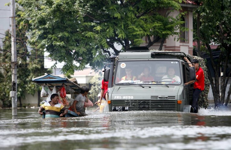 Bujične poplave u Indoneziji: 14 mrtvih, 18 ranjenih, više od 400 evakuiranih