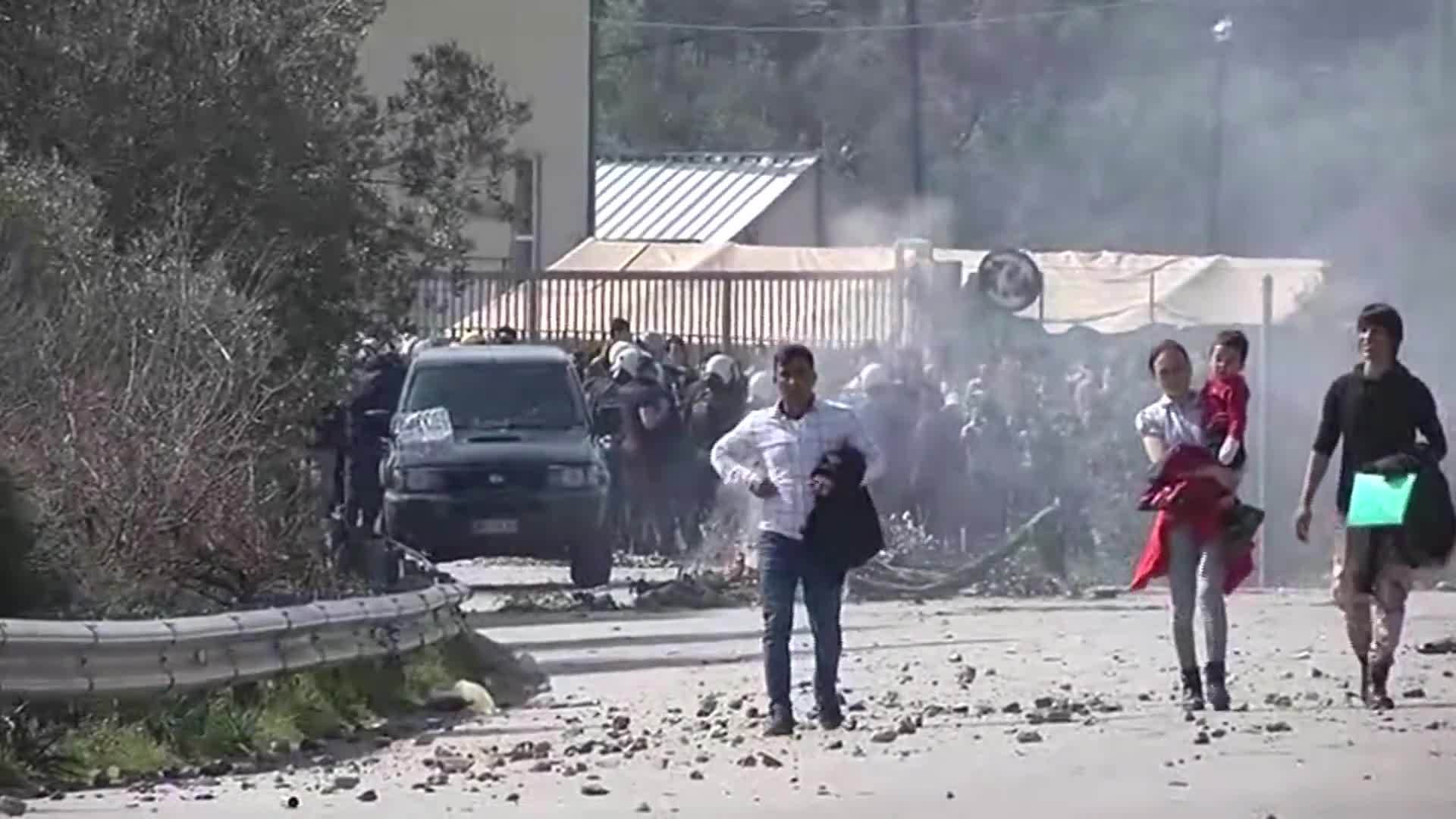 VIDEO Obračun migranata i grčke policije na Lezbosu, letjelo kamenje