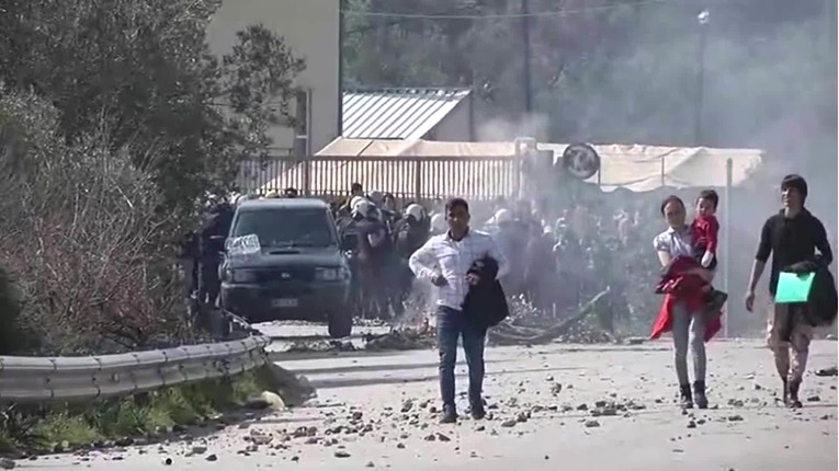 VIDEO Obračun migranata i grčke policije na Lezbosu, letjelo kamenje