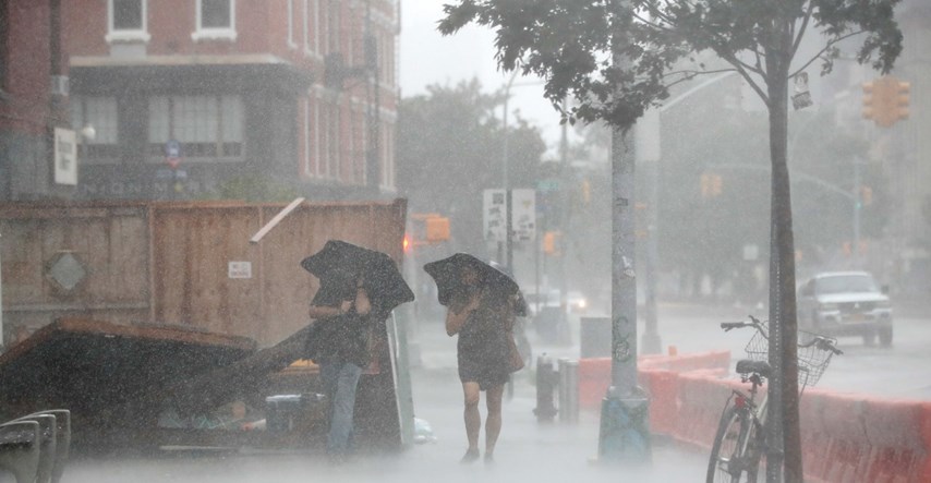 Najmanje pet mrtvih u tropskoj oluji na istočnoj obali SAD-a