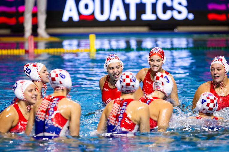 Hrvatske U-20 vaterpolistice pobijedile Srbiju 14 razlike i ušle u četvrtfinale EP-a