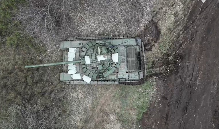 Rusi i Ukrajinci utrkuju se za ostavljene tenkove nasred ratišta. Borba je smrtonosna