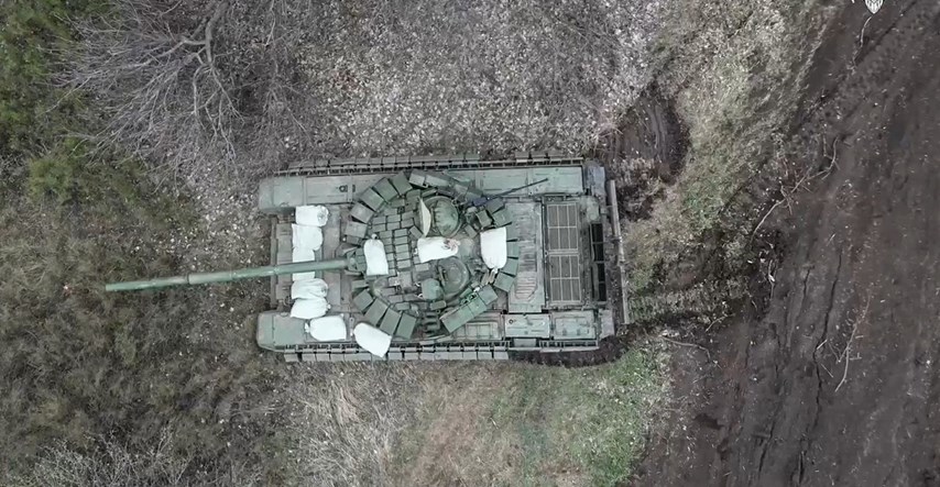 Rusi i Ukrajinci utrkuju se za ostavljene tenkove nasred ratišta. Borba je smrtonosna