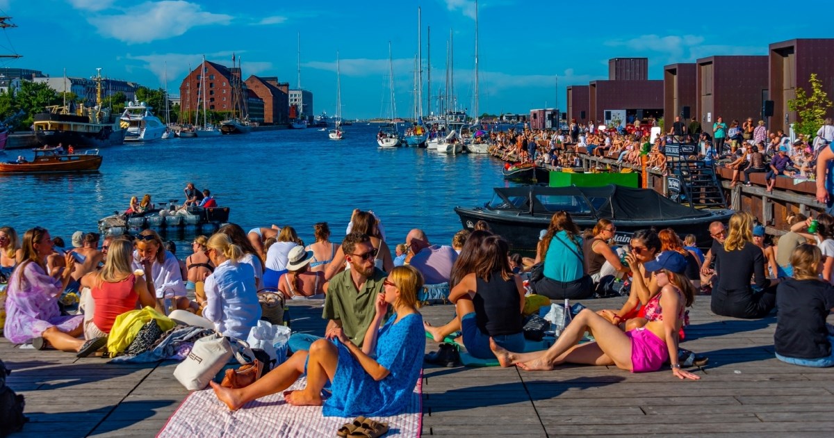 Mrzite svoj posao? Najsretniji grad na svijetu ima ponudu za vas (i vašeg frenda)