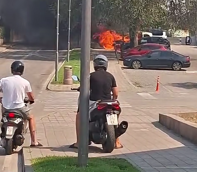 U Vodicama zapalio šefu auto pa mu poslao snimku