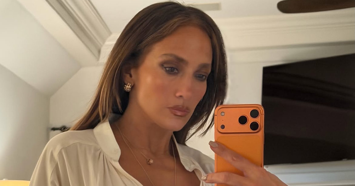Jennifer Lopez zablistala u bijelom izdanju. Duboki dekolte ukrao je pažnju