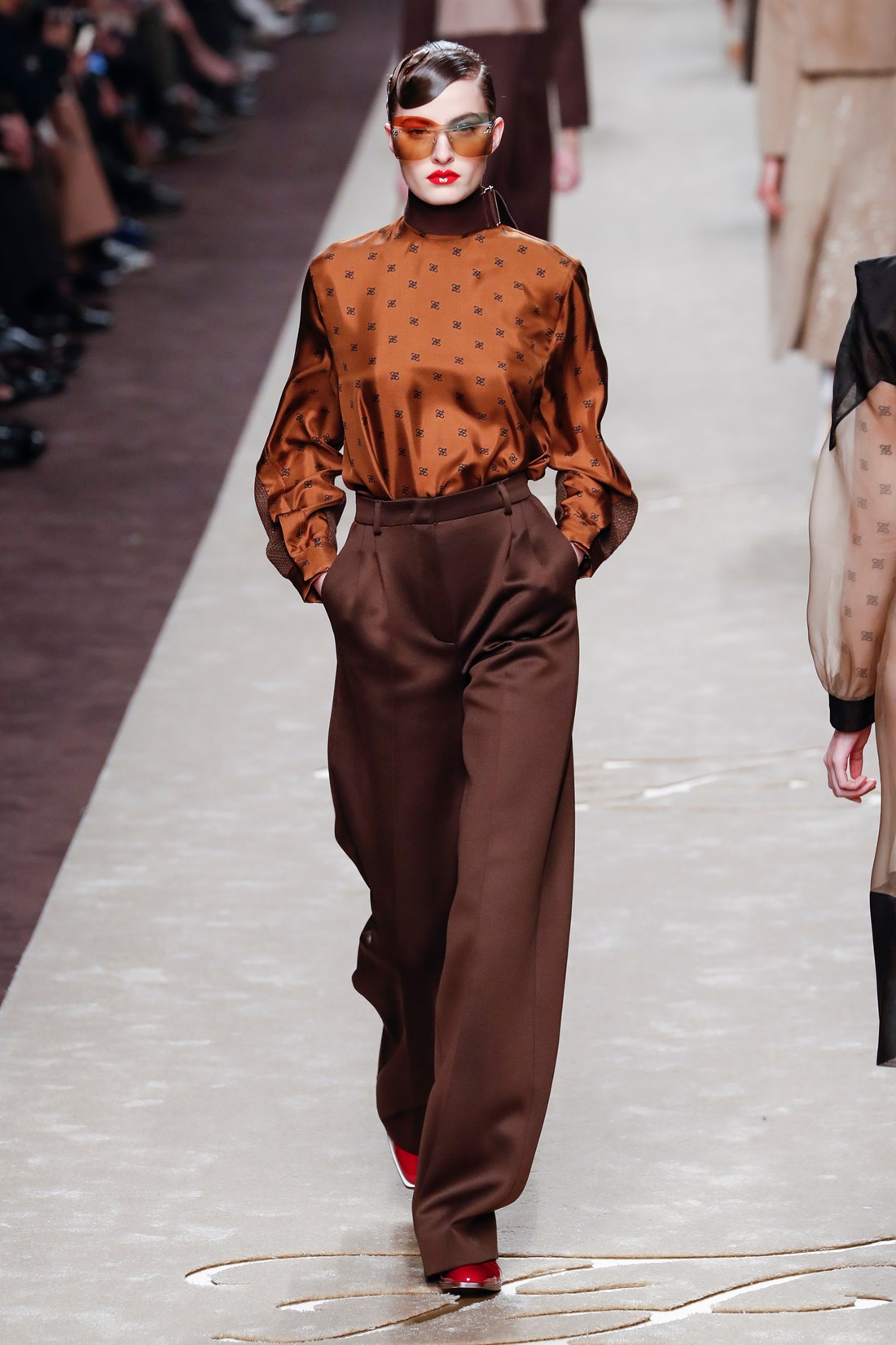 Satenske hlače hit su sezone, a nose se od jutra do večeri