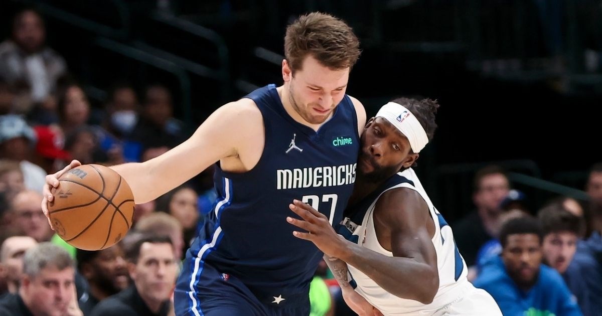 VIDEO Najdosadnija napast NBA lige mučila Dončića i pljuskala ga po stražnjici