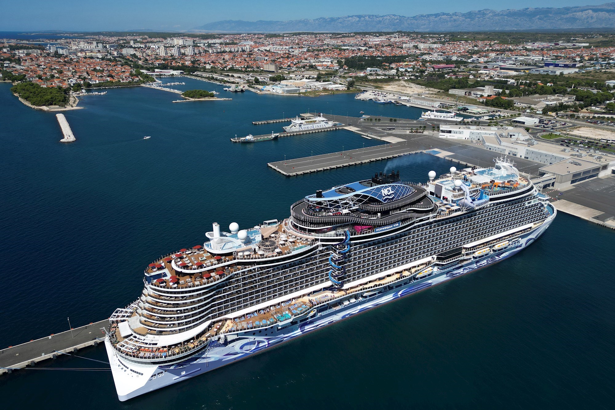 U Zadar uplovio gigantski kruzer, fotke iz zraka su nadrealne