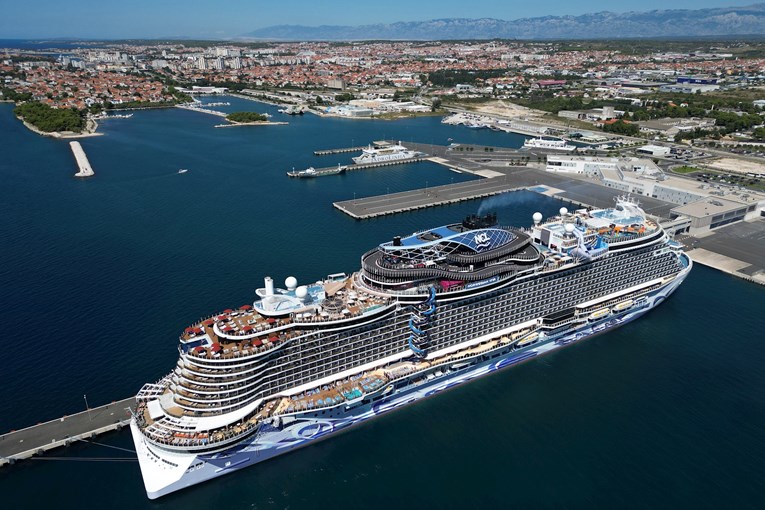 U Zadar uplovio gigantski kruzer, fotke iz zraka su nadrealne