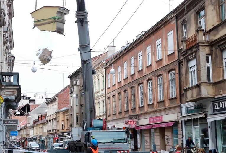 VIDEO Na zagrebačkoj Ilici veliki komad zida pao na ulicu