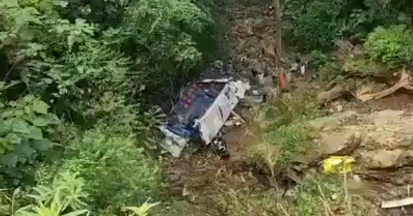 Tragedija u Kolumbiji. Autobus pun maturanata pao u provaliju, 16 poginulih