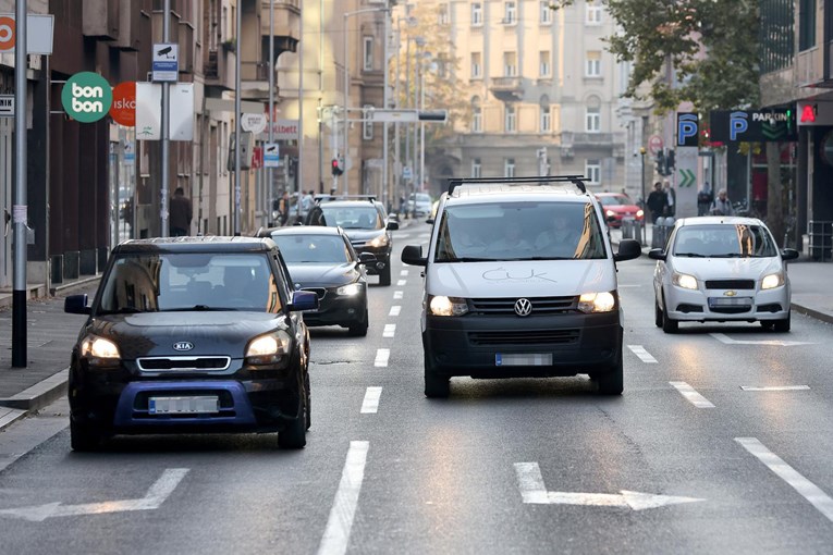 Od danas obavezna dnevna svjetla u vožnji