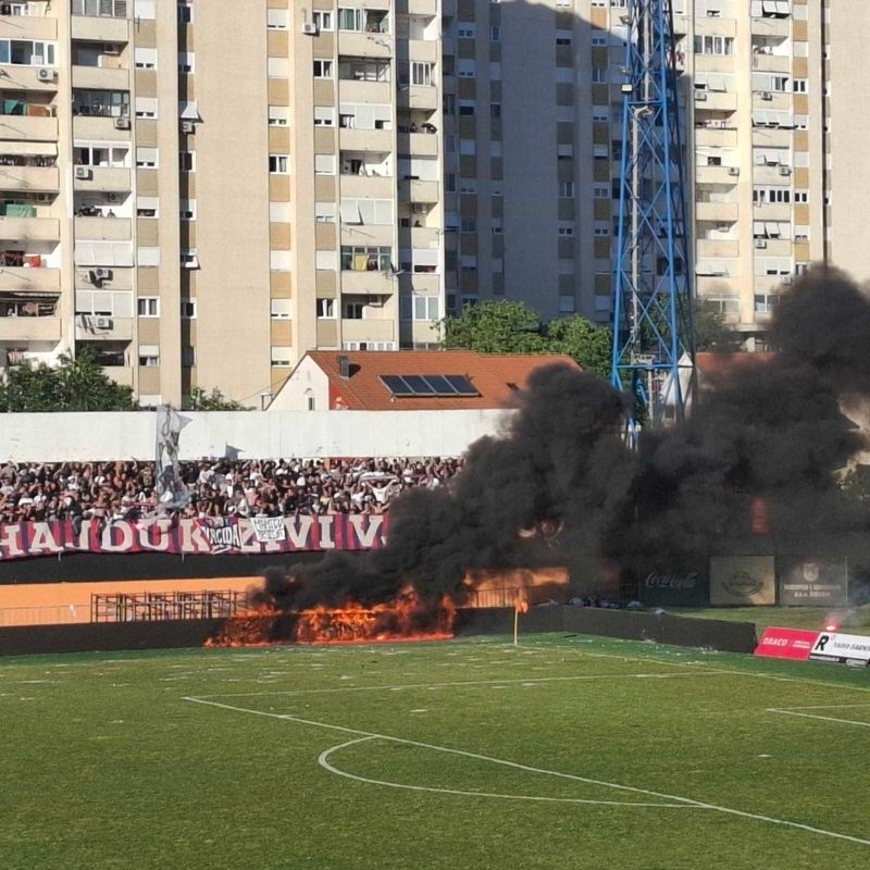 Torcida bakljama zapalila reklame i prekinula utakmicu. Pogodili su i svog golmana