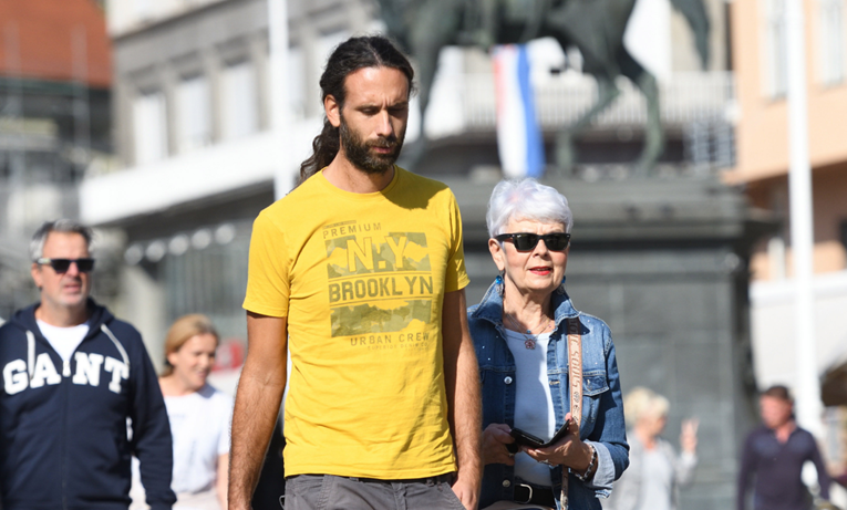 Jadranka Kosor snimljena u šetnji sa samozatajnim sinom Lovrom