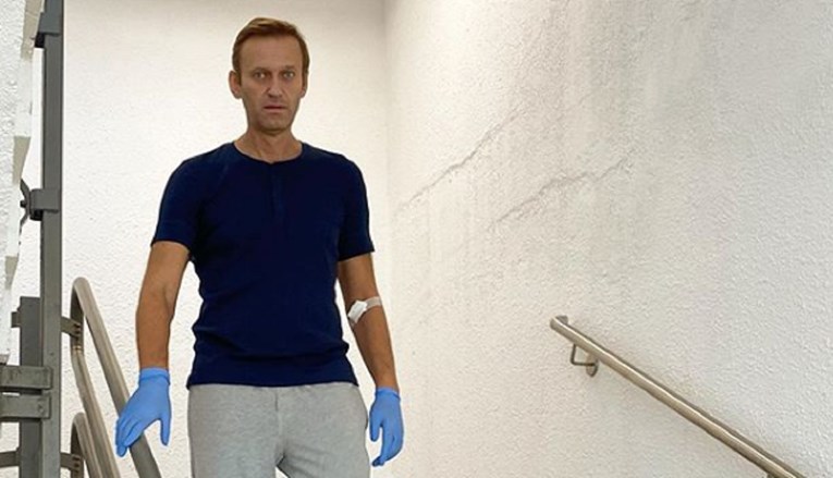 Navalni objavio fotografiju kako silazi niz stube