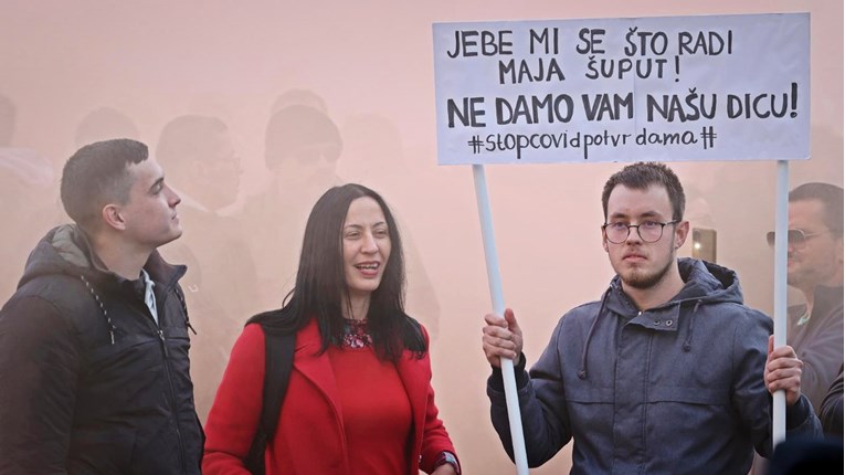 Pogledajte transparente s prosvjeda: "Plenkoviću, još malo i po vas dolazi pravda"