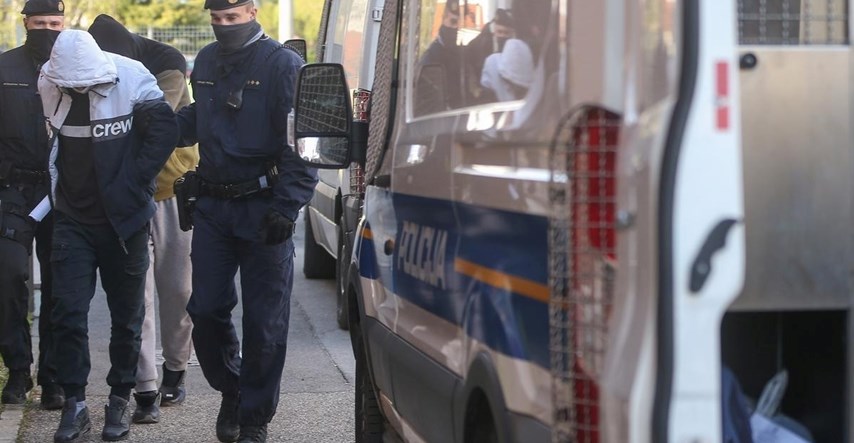Policija na Banovini uhitila 3 krijumčara ljudima, jedan prevozio Turke u prtljažniku