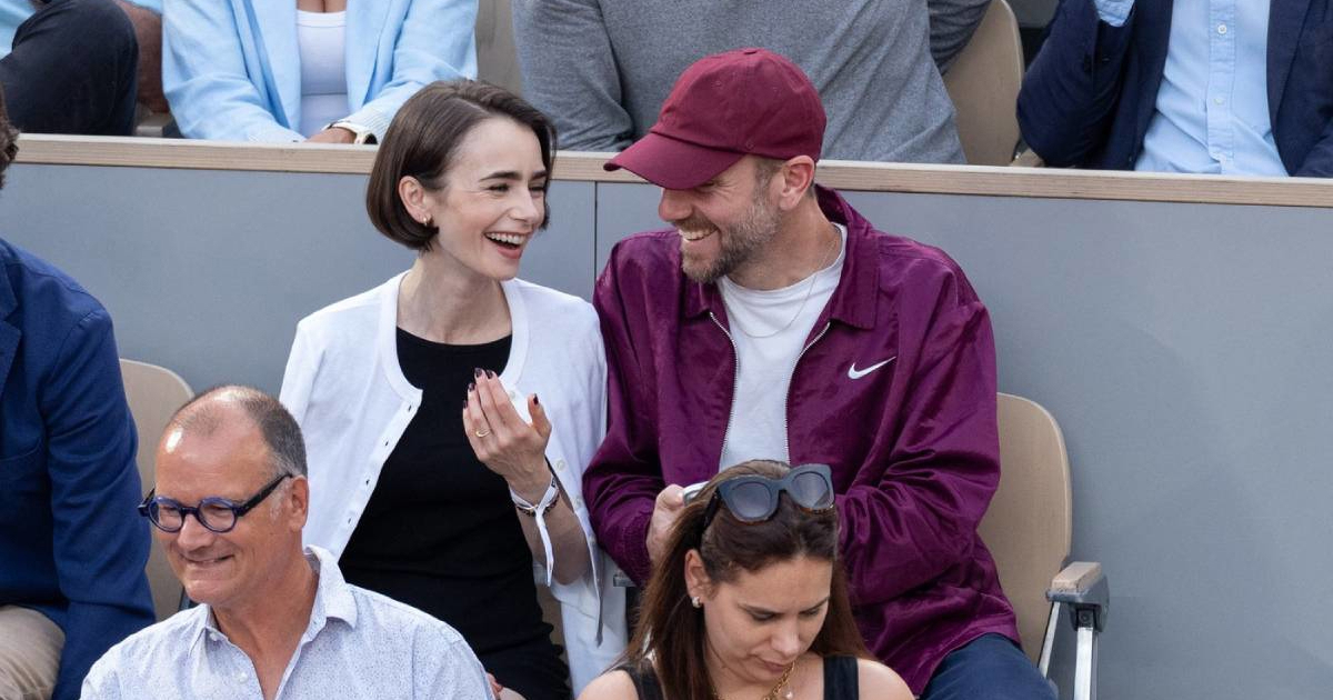 Lily Collins stigla iz Grčke u Pariz, sa suprugom uživala na tribinama Roland Garrosa
