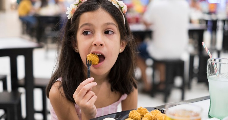 Mama se uzrujala jer je otac njihovom djetetu veganu dopustio da jede meso
