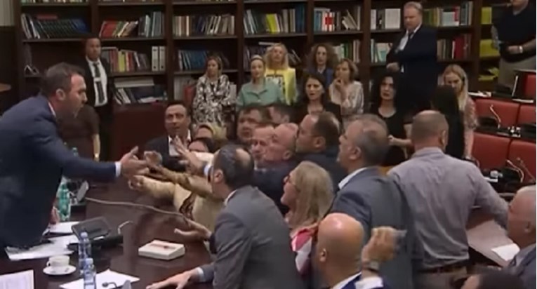 VIDEO Incident u makedonskom parlamentu: Šalicom pogodio zastupnika u lice
