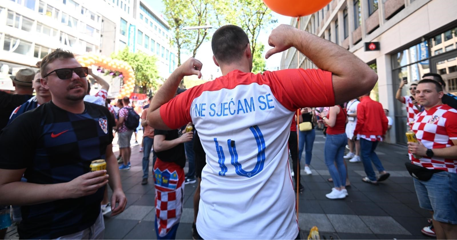 Fotka dana: Jedan hrvatski navijač u Rotterdam došao u zanimljivom dresu