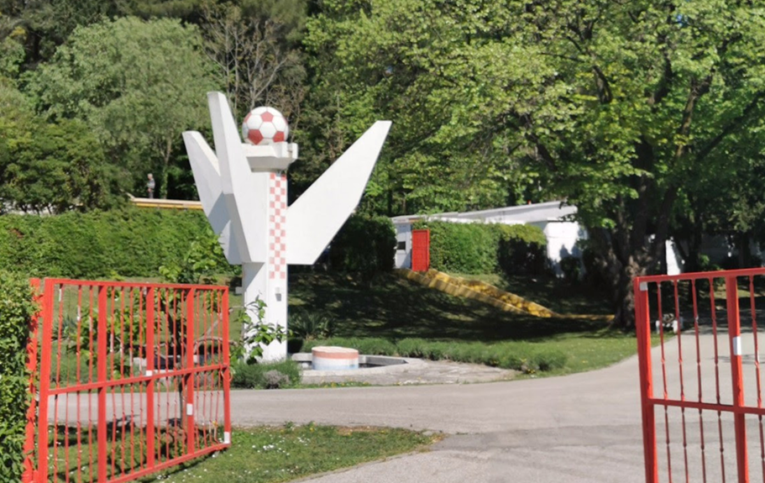 Zrinjski srušio spomenik poginulim nogometašima Veleža iz Drugog svjetskog rata