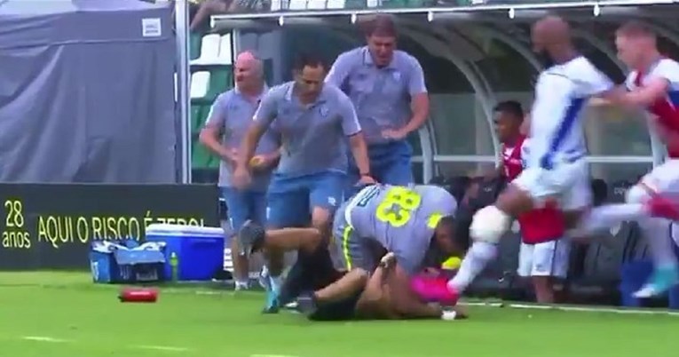 VIDEO Kaos u Brazilu: Navijač uletio na klupu, igrač ga brutalno udario u glavu